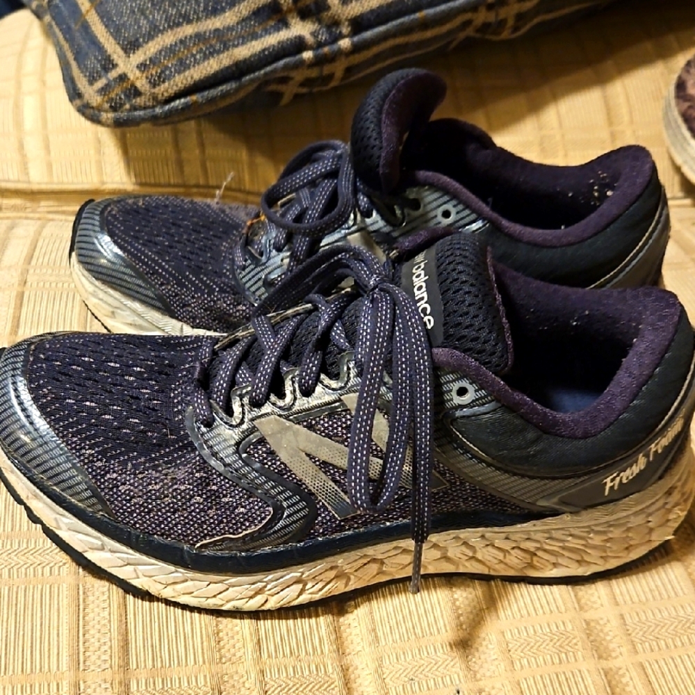 New Balance Blue Athletic Shoes with Mesh Upper and Cushioned Sole
